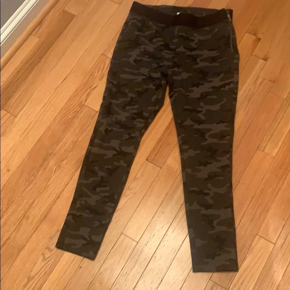 Camo print jegging sweat pants